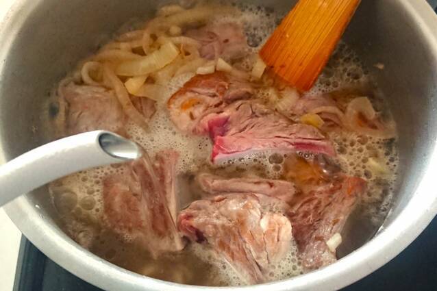 梅香る豚スペアリブのビール煮の作り方の手順5