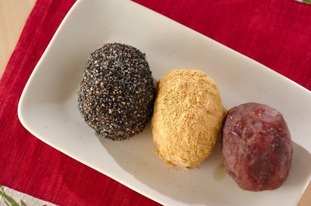 長方形の白皿に盛られた3種のおはぎ