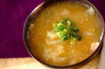 ジャガイモと玉ネギのみそ汁