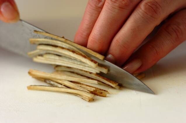 揚げゴボウのせサラダの作り方の手順1