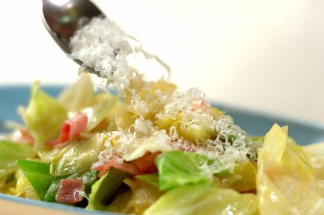 キャベツとベーコンのパルミジャーノ炒めの作り方の手順4