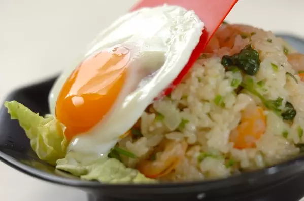 フライパンひとつでできる！エスニックチャーハンの作り方4