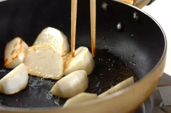 ささ身と秋野菜のゴマみそ炒めの作り方1