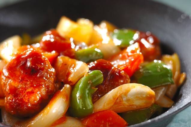 豚小間切れ肉を丸めて焼き、ピーマンや玉ねぎを加えケチャップや酢で味付けした酢豚。