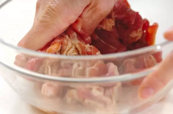 簡単!豚こま切れ肉で本格さっぱり酢豚風の下準備1