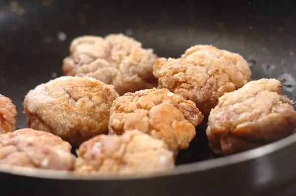 簡単！豚こま切れ肉で本格さっぱり酢豚風の作り方1