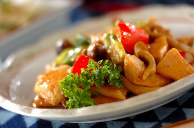 和食器に盛られた胸肉のガリバタチキン