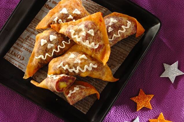 黒の四角い皿に盛られたサツマイモのおばけパイ