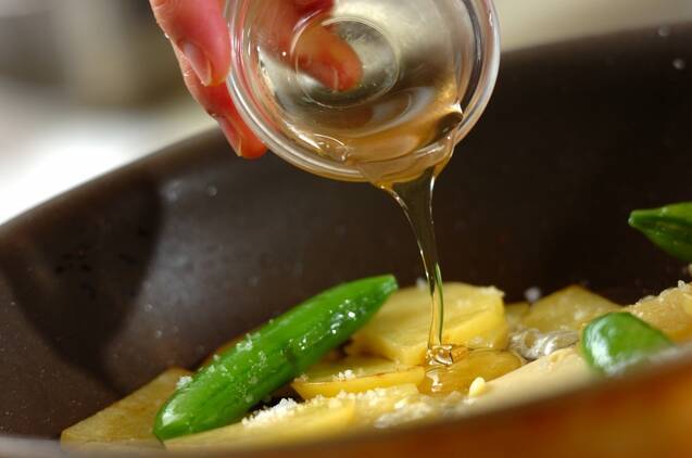 スナップエンドウとジャガイモのハチミツバター炒めの作り方の手順3