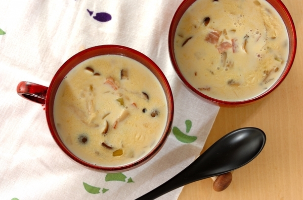 器に盛られたきのことベーコンのソイスープが2人前ある様子