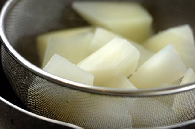 大根と骨付き豚バラ肉の塩麹煮の作り方の手順2