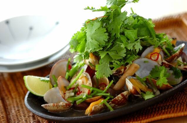 皿に盛られたアサリのエスニック蒸し