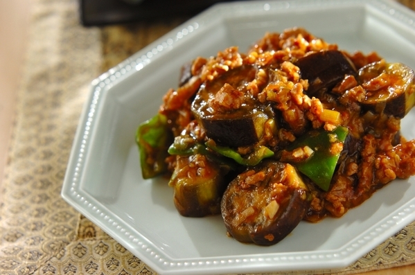 白い八角形の皿に盛り付けられた、麻婆なす