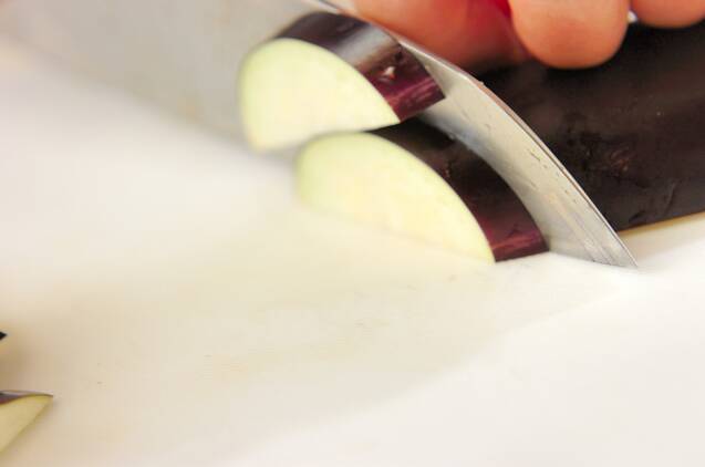 ナスと春菊のゴマ和えの作り方の手順1