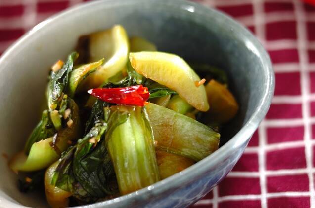 陶器に盛り付けたチンゲン菜のペペロン炒め