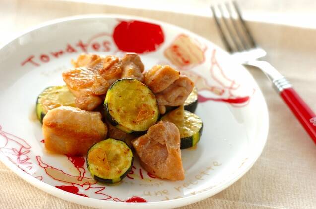 鶏とズッキーニのガーリックソテー