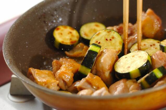 味付けは塩だけ！鶏とズッキーニのガーリックソテー by 保田 美幸さんの作り方の手順5