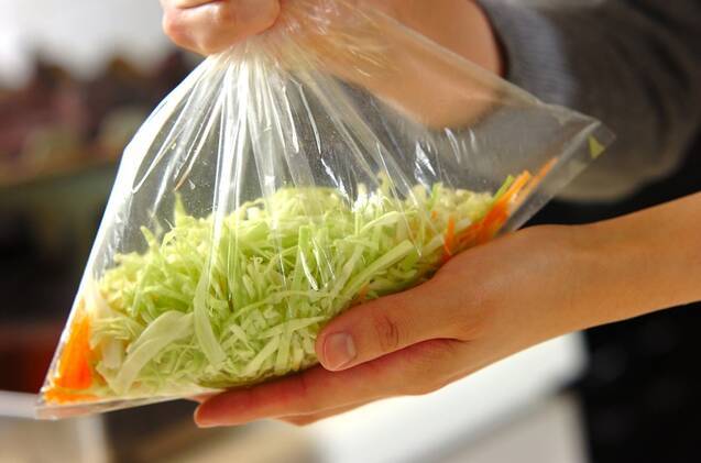 黒酢コールスローの作り方の手順2