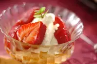 プリンと生クリームのイチゴソースがけ