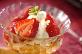 生クリームをたっぷり使用 プリンとイチゴソース by保田 美幸さん