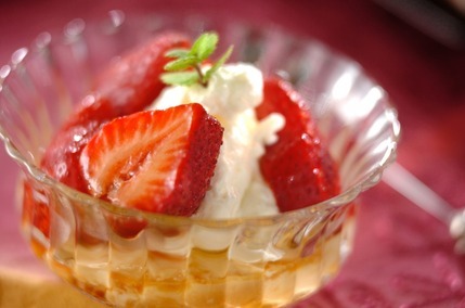 生クリームをたっぷり使用 プリンとイチゴソース by保田 美幸さん