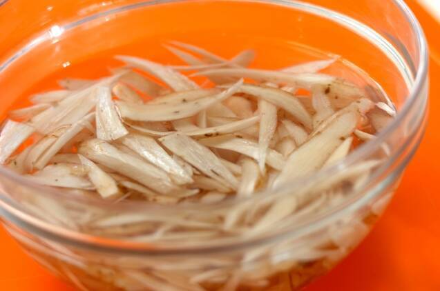 牛肉とゴボウのオイスター炒めの作り方の手順2