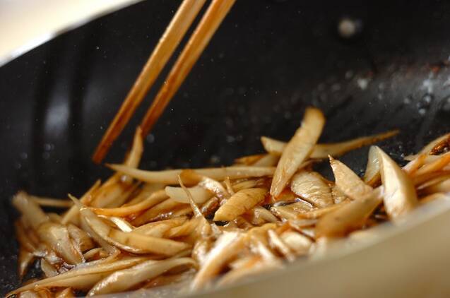 牛肉とゴボウのオイスター炒めの作り方の手順3