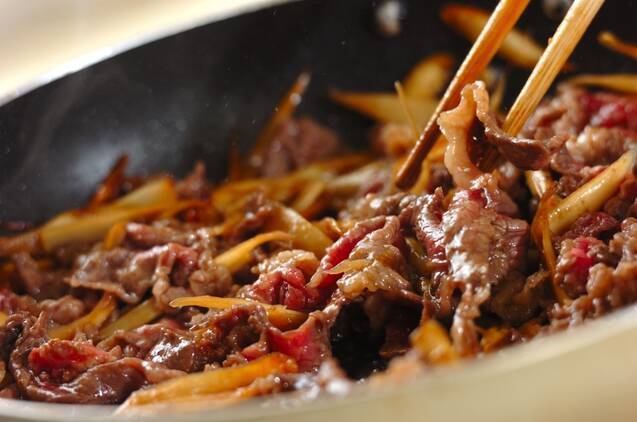 牛肉とゴボウのオイスター炒めの作り方の手順4