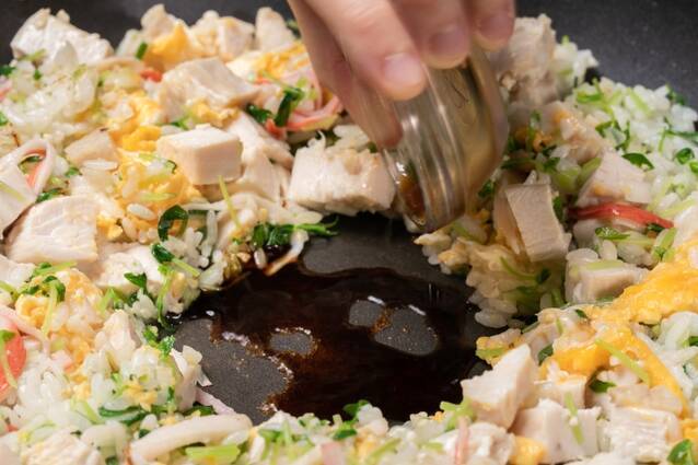 蒸し鶏と豆苗のチャーハンの作り方の手順9