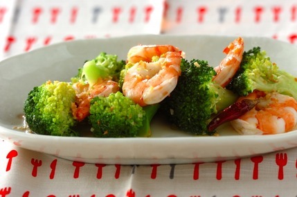 ブロッコリーとエビのペペロンチーノ風