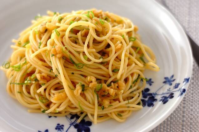 白と青の皿にのった和えるだけの簡単パスタ