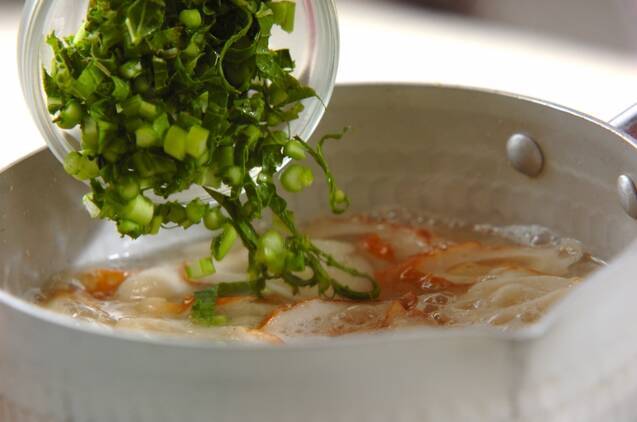 小カブとちくわのみそ汁の作り方の手順3