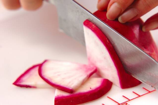 赤カブのミルクみそ汁の作り方の手順1