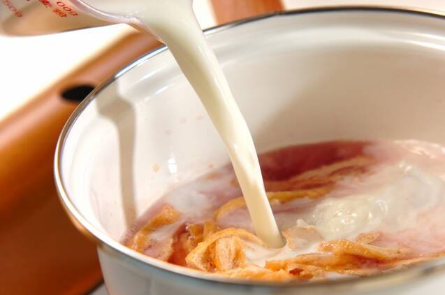 赤カブのミルクみそ汁の作り方の手順2