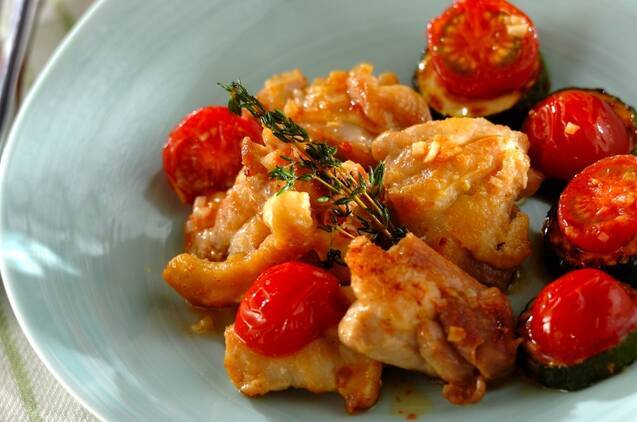 もも肉とトマトのガーリックソテー