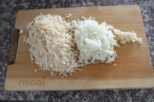 パスタ別茹で不要！ワンパンボロネーゼ by もあいかすみさんの下準備1