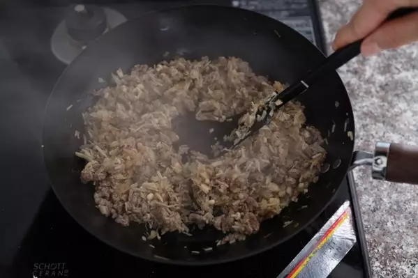 パスタ別茹で不要！ワンパンボロネーゼ by もあいかすみさんの作り方1