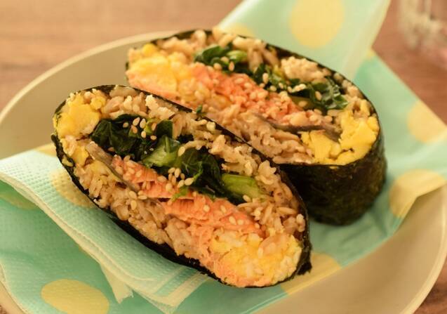 半分にカットしたオートミールおにぎらず