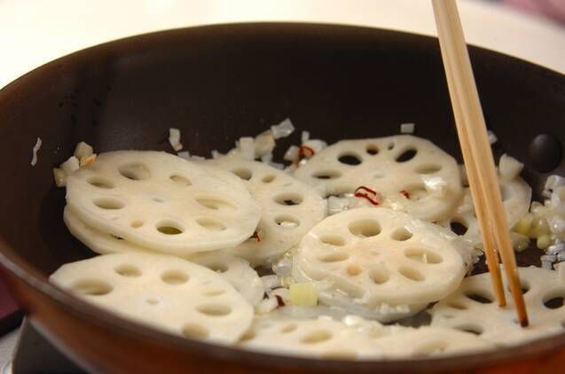 レンコンのナンプラー炒めの作り方の手順2