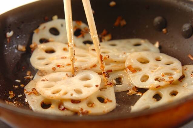 レンコンのナンプラー炒めの作り方の手順3