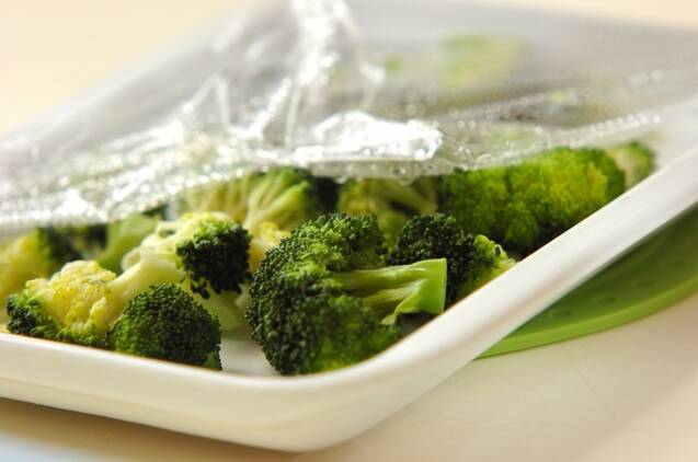 ブロッコリーのペペロンチーノ炒めの作り方の手順1