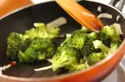 ブロッコリーのペペロンチーノ炒めの作り方1