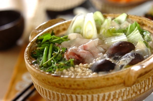 黄色のお鍋に入ったせりや長ねぎなどが入った野菜たっぷりみそ豚鍋