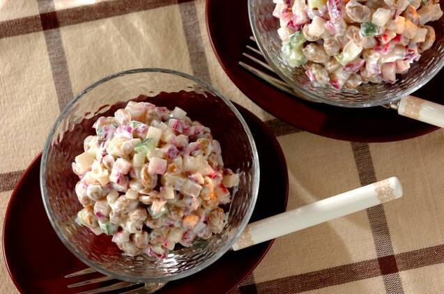 ガラス製の小鉢に盛りつけられた赤かぶとヨーグルト大豆のサラダ