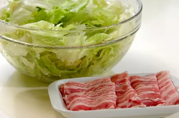 レタスと豚バラ肉のレンジ蒸しの作り方1