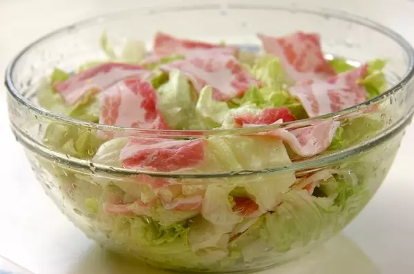 レタスと豚バラ肉のレンジ蒸しの作り方2