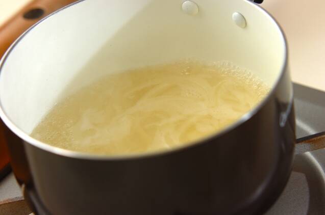 アオサと玉ネギのみそ汁の作り方の手順3