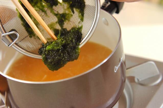 アオサと玉ネギのみそ汁の作り方の手順4