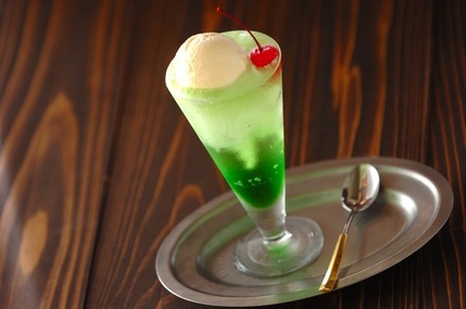 喫茶店のメロンクリームソーダ