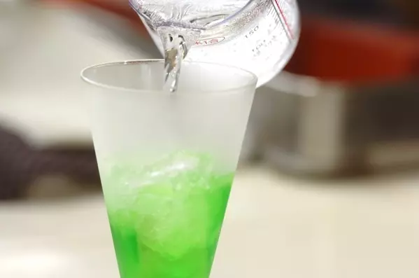 喫茶店のメロンクリームソーダの作り方1